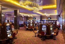 Live casino tables including baccarat and roulette on 711 apk